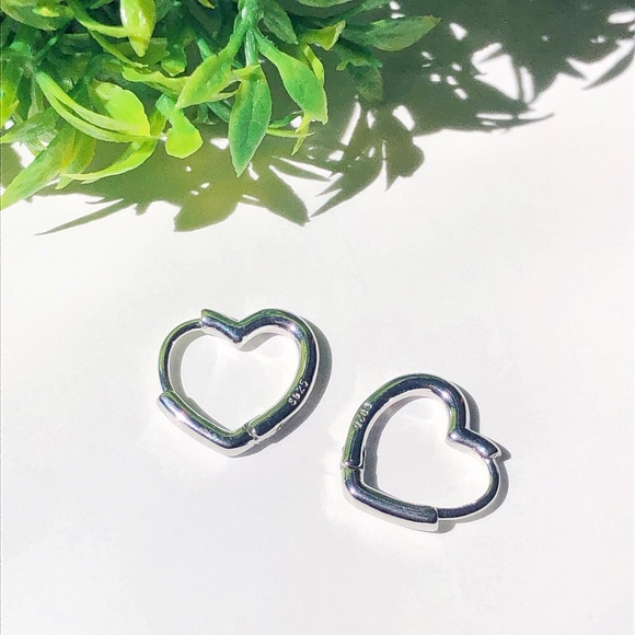 ✨NEW✨ s925 Sterling Silver Stamped Heart Shape Hoop Earrings - Picture 3 of 4